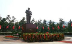 张家界森林公园、黄龙洞、大峡谷、宝峰湖都位于市区以北30公里的武陵源区